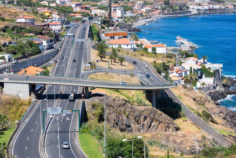Vista aerea alla costa Madera con la strada principale lungo Santa Cruz fotografia stock libera da diritti Vista aerea alla costa Madera con la strada principale lungo Santa Cruz fotografia stock libera da diritti