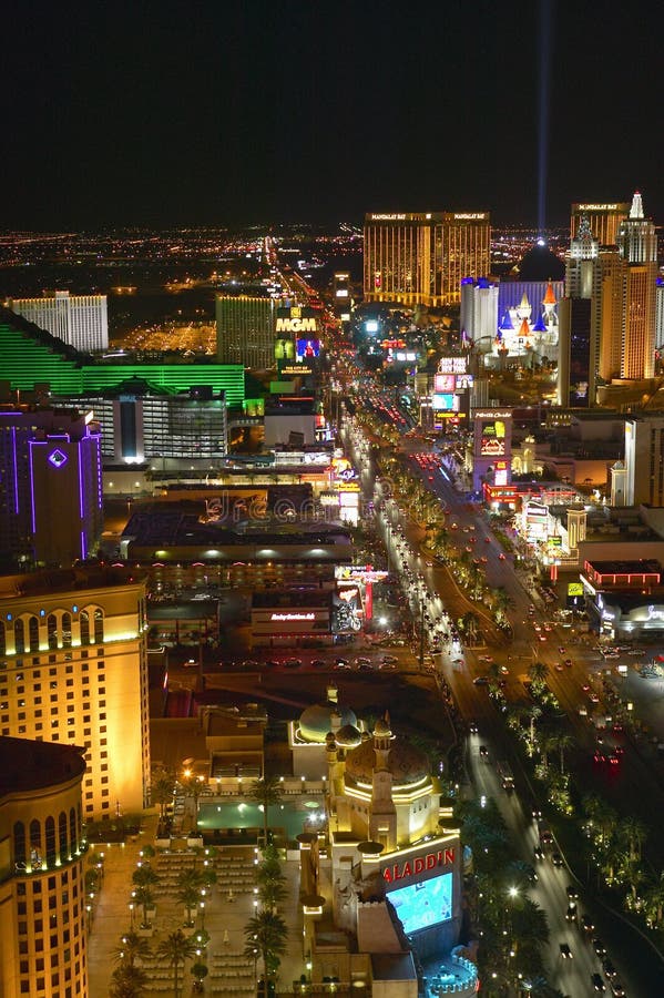 Vista aerea alla notte dalla torre Eiffel della striscia di Las Vegas e delle luci al neon, Las Vegas, NV immagini stock libere da diritti Vista aerea alla notte dalla torre Eiffel della striscia di Las Vegas e delle luci al neon, Las Vegas, NV immagini stock libere da diritti