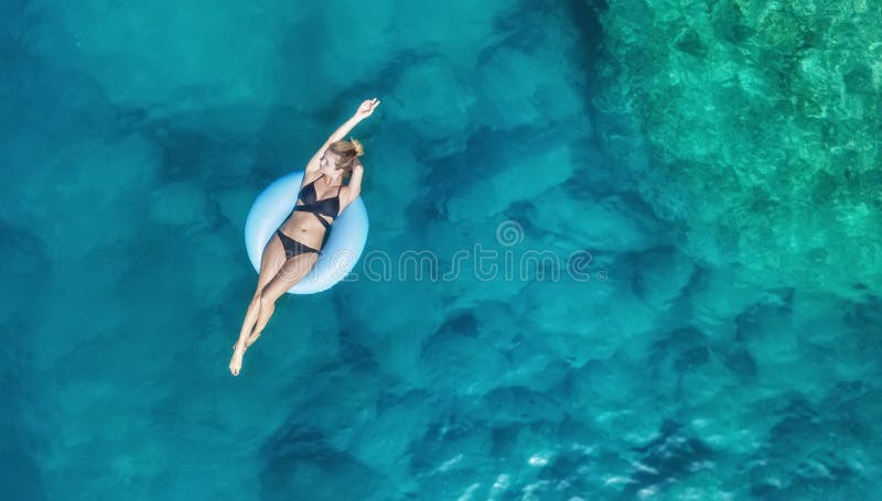 Vista aerea alla ragazza sul mare Acqua del turchese da aria come fondo da aria immagine stock Vista aerea alla ragazza sul mare Acqua del turchese da aria come fondo da aria immagine stock