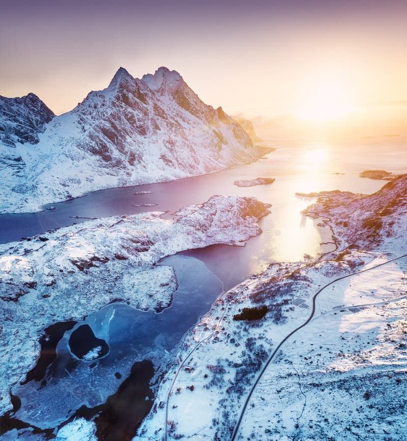 Vista aerea alle isole di Lofoten, Norvegia Montagne e mare durante il tramonto Paesaggio naturale da aria al fuco fotografie stock libere da diritti Vista aerea alle isole di Lofoten, Norvegia Montagne e mare durante il tramonto Paesaggio naturale da aria al fuco fotografie stock libere da diritti