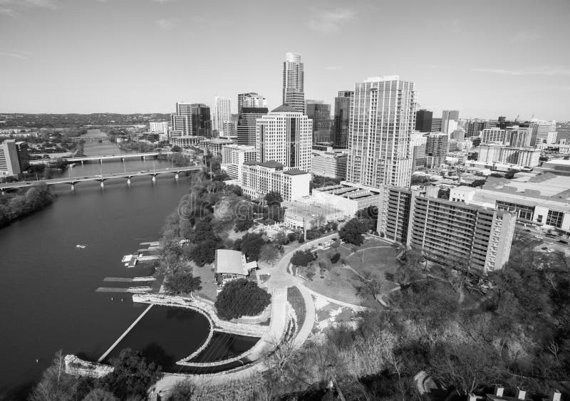 Vista aerea in bianco e nero del fuco di Austin Texas U.S.A. del paesaggio urbano dell'orizzonte fotografia stock Vista aerea in bianco e nero del fuco di Austin Texas U.S.A. del paesaggio urbano dell'orizzonte fotografia stock