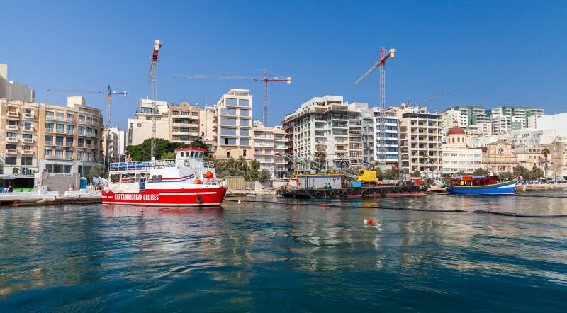 Vista aerea con il traghetto passeggeri del capitano morgan Croises malta immagine stock libera da diritti