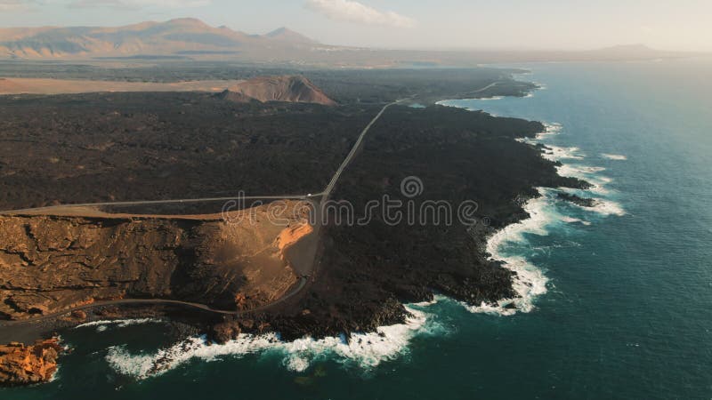 Vista aerea costa rocciosa atlantica e oceano di lanzarote video d archivio