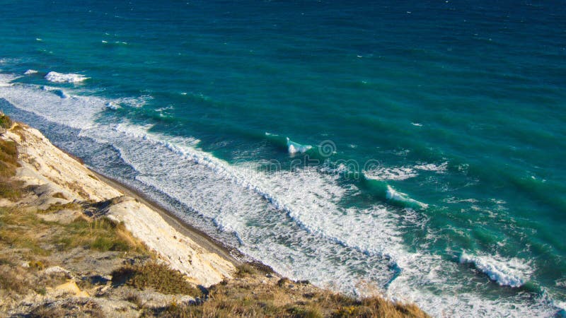 Vista aerea da sopra del mare, le rocce e le onde di acqua in Mar Nero immagine stock libera da diritti Vista aerea da sopra del mare, le rocce e le onde di acqua in Mar Nero immagine stock libera da diritti