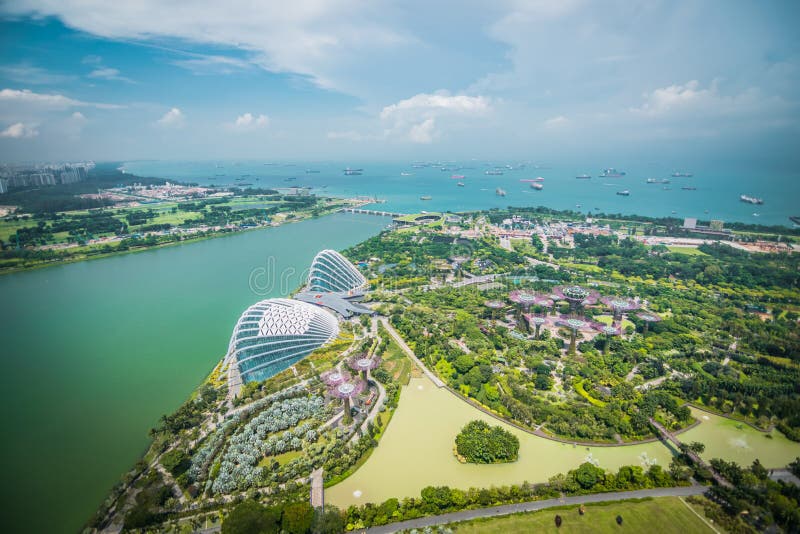 Vista aerea degli alberi eccellenti ai giardini dalla baia, Singapore immagine stock libera da diritti Vista aerea degli alberi eccellenti ai giardini dalla baia, Singapore immagine stock libera da diritti