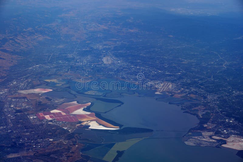 Vista aerea degli stagni di evaporazione del sale, ponte, aeroporti, città