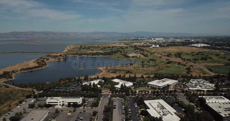 Vista aerea degli uccelli vista dall'occhio del lago di costa Google campus Amplitheatre Park sulla montagna