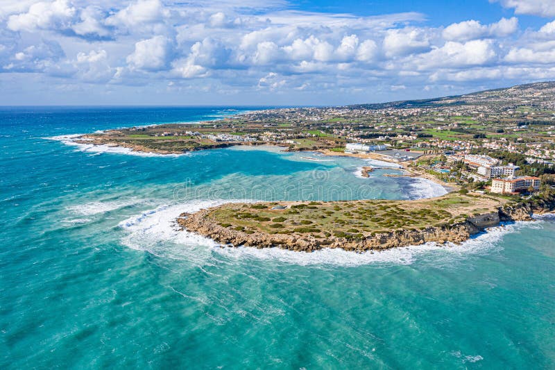 Vista aerea dei droni sulla costa e sul mare di cipro. peyia