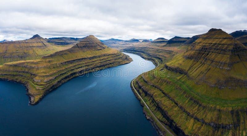 Vista aerea dei fiordi nei pressi del villaggio di Funningur nelle isole Faroe, Danimarca