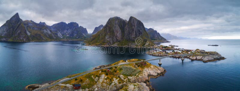 Vista aerea dei paesini di pescatori in Norvegia fotografia stock libera da diritti Vista aerea dei paesini di pescatori in Norvegia fotografia stock libera da diritti
