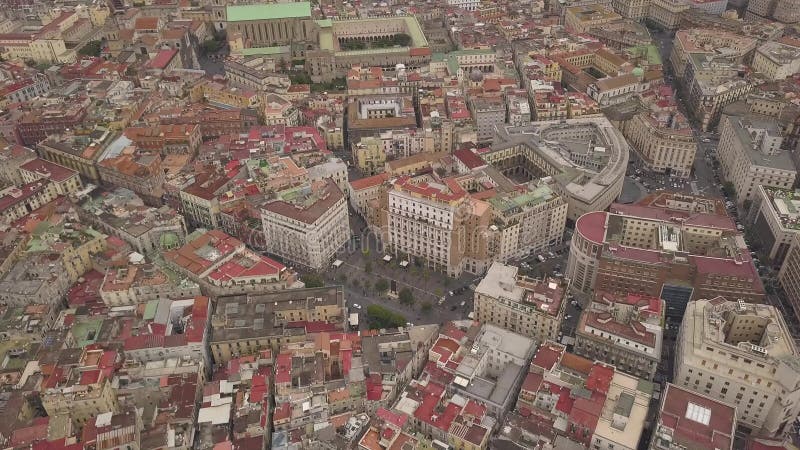 Vista aerea dei quarti di Napoli Volo del fuco sopra le vie e le case strette del quarto spagnolo