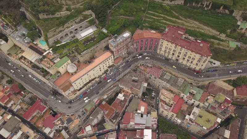 Vista aerea dei quarti di Napoli Volo del fuco sopra le vie e le case strette del quarto spagnolo