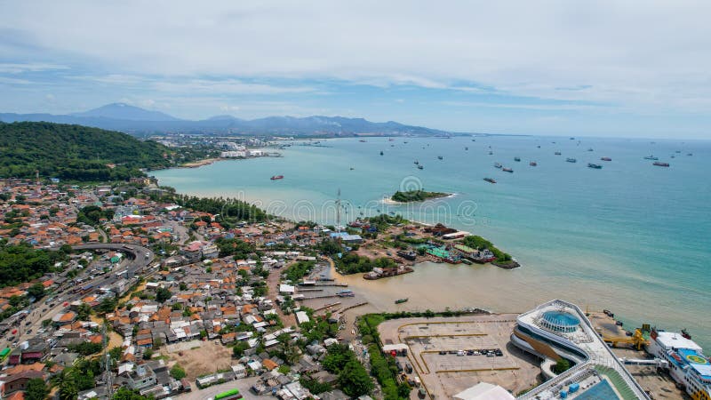 Vista aerea dei veicoli e dei passeggeri in coda per entrare nel traghetto nel porto marittimo di merak. banten indonesia il 26 fe fotografia stock libera da diritti