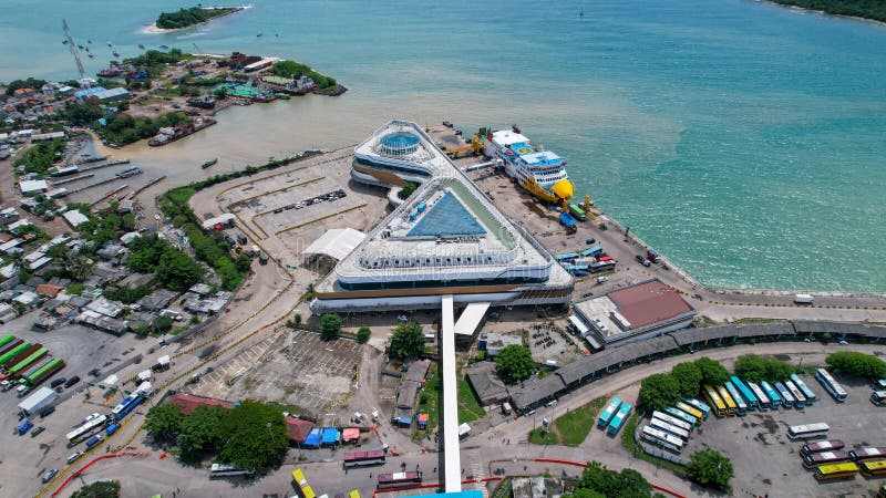 Vista aerea dei veicoli e dei passeggeri in coda per entrare nel traghetto nel porto marittimo di merak. banten indonesia il 26 fe immagine stock libera da diritti