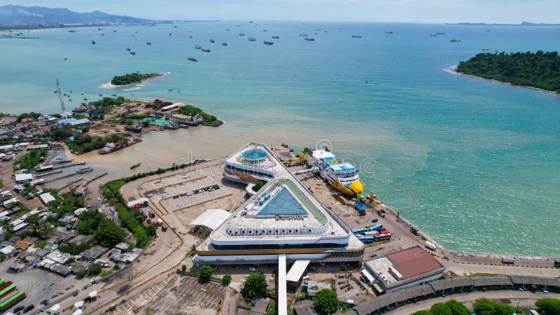 Vista aerea dei veicoli e dei passeggeri in coda per entrare nel traghetto nel porto marittimo di merak. banten indonesia il 26 fe fotografia stock libera da diritti