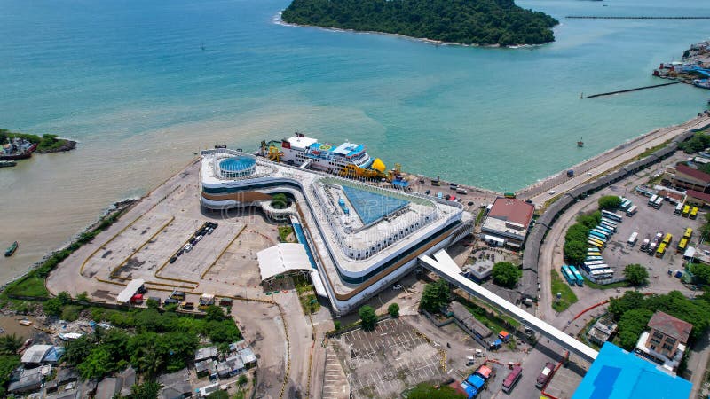 Vista aerea dei veicoli e dei passeggeri in coda per entrare nel traghetto nel porto marittimo di merak. banten indonesia il 26 fe fotografie stock libere da diritti