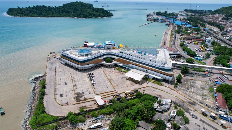 Vista aerea dei veicoli e dei passeggeri in coda per entrare nel traghetto nel porto marittimo di merak. banten indonesia il 26 fe immagini stock libere da diritti