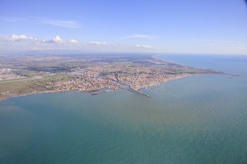 Vista aerea del delta e del mar Mediterraneo del fiume del Tevere a Roma i fotografie stock Vista aerea del delta e del mar Mediterraneo del fiume del Tevere a Roma i fotografie stock