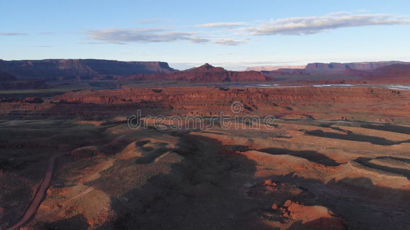 Vista aerea del deserto, il fiume Colorado nell'Utah Natura scenica vicino al parco nazionale di Canyonlands, Moab Mattina solegg fotografia stock Vista aerea del deserto, il fiume Colorado nell'Utah Natura scenica vicino al parco nazionale di Canyonlands, Moab Mattina solegg fotografia stock