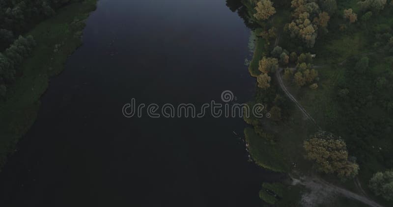 Vista aerea del fiume sulla pianura verde.