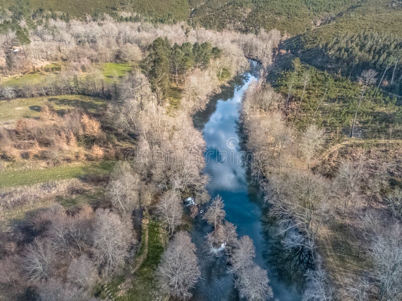 Vista aerea del fuco, del lago artificiale e della foresta densa sulle banche fotografie stock libere da diritti Vista aerea del fuco, del lago artificiale e della foresta densa sulle banche fotografie stock libere da diritti