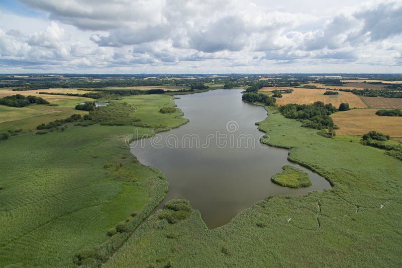 Vista aerea del lago Gundsoemagle in Danimarca immagine stock Vista aerea del lago Gundsoemagle in Danimarca immagine stock