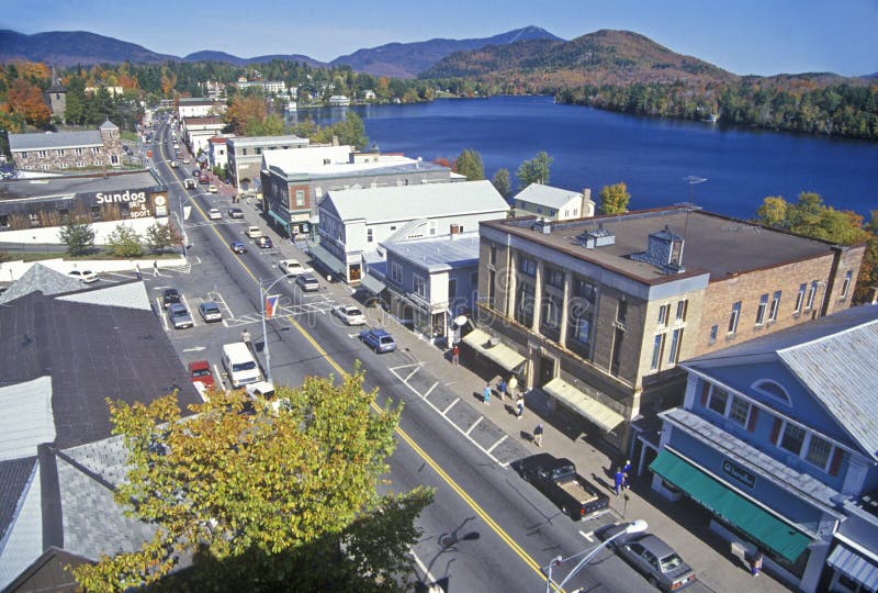 Vista aerea del Lake Placid, NY del centro con le montagne di Adirondack immagini stock Vista aerea del Lake Placid, NY del centro con le montagne di Adirondack immagini stock