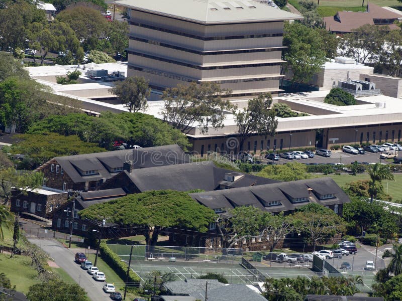 Vista aerea del Landmark Mid Pacific institute, Università delle Hawaii, e quartiere circostante immagine stock Vista aerea del Landmark Mid Pacific institute, Università delle Hawaii, e quartiere circostante immagine stock