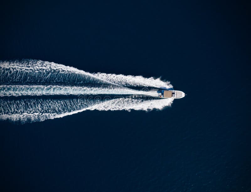 Vista aerea del motoscafo a motore a velocità in mare aperto