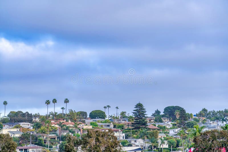 Vista aerea del paesaggio del quartiere di san diego california con cielo blu nuvoloso