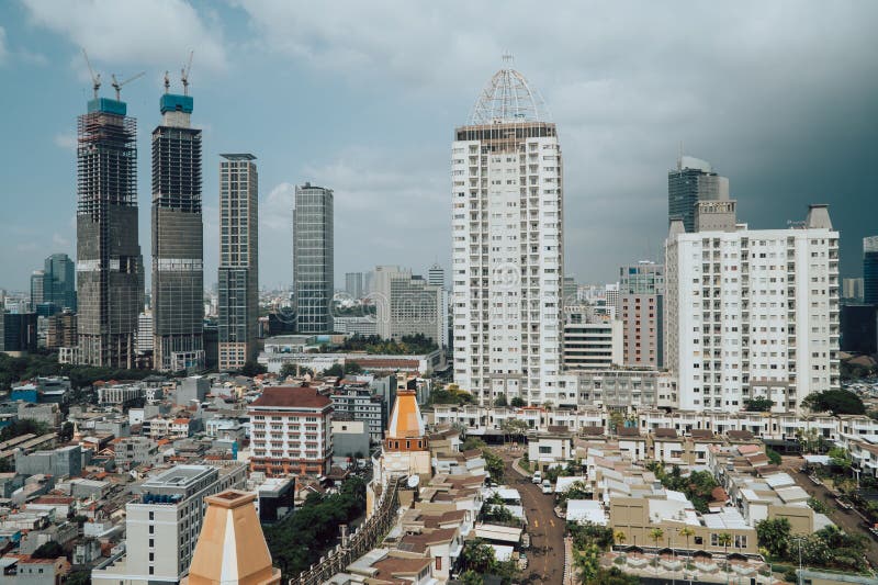 Vista aerea del paesaggio urbano di jakarta sotto un cielo nebbioso in indonesia immagini stock