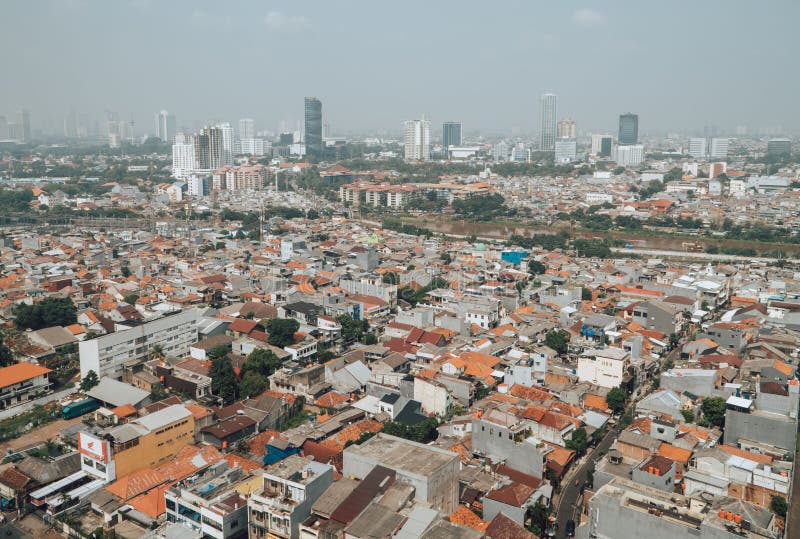 Vista aerea del paesaggio urbano di jakarta sotto un cielo nebbioso in indonesia immagini stock libere da diritti