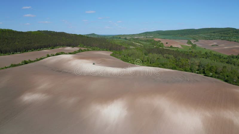 Vista aerea del trattore mobile con aratro