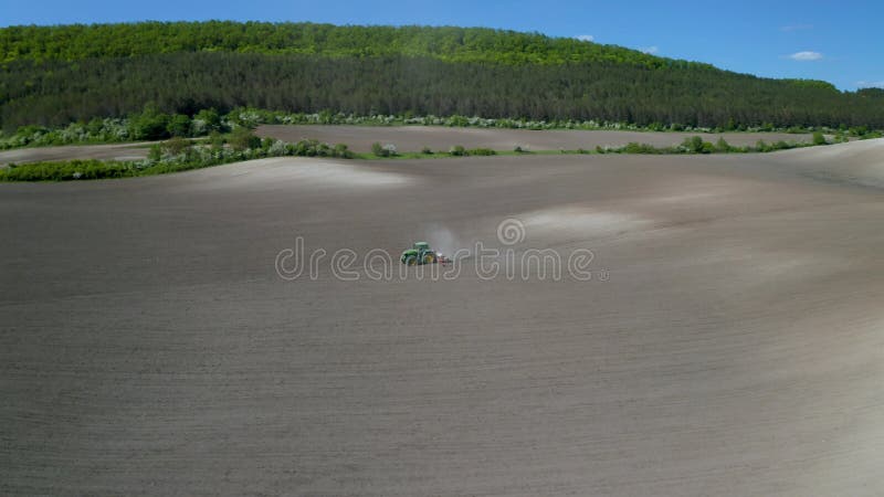 Vista aerea del trattore mobile con aratro