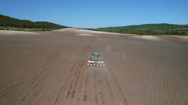 Vista aerea del trattore mobile con aratro