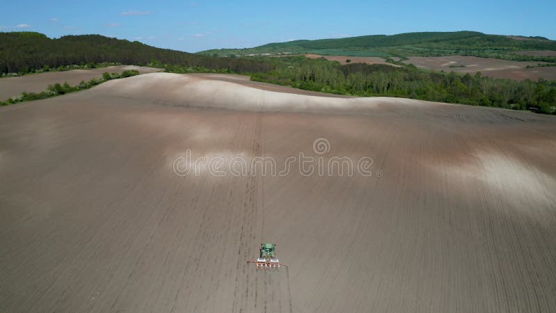 Vista aerea del trattore mobile con aratro