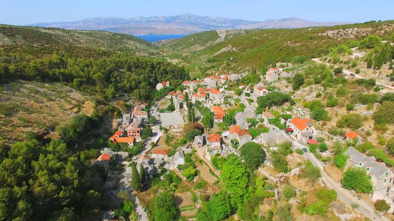 Vista aerea del villaggio di Dol sull'isola di Brac