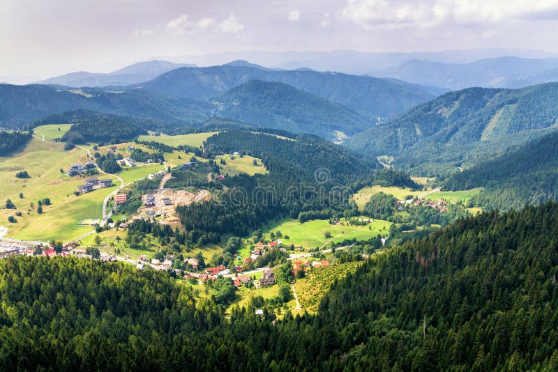 Vista aerea del villaggio di Donovaly circondata con le montagne, Slova immagine stock libera da diritti Vista aerea del villaggio di Donovaly circondata con le montagne, Slova immagine stock libera da diritti