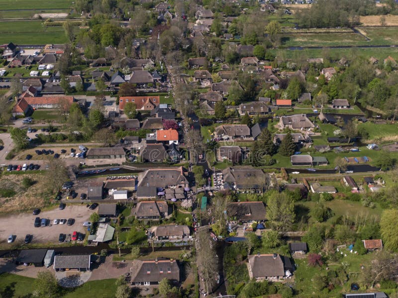 Vista aerea del villaggio olandese famoso Giethoorn fotografia stock Vista aerea del villaggio olandese famoso Giethoorn fotografia stock