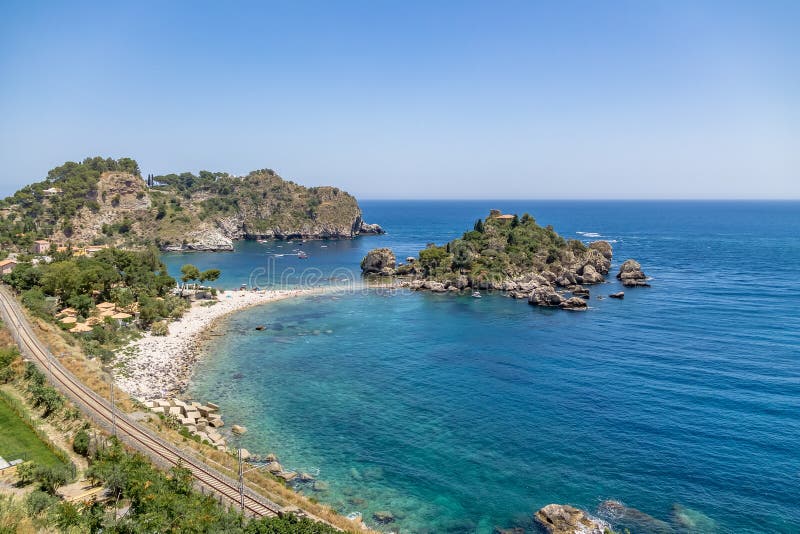 Vista aerea dell'isola di Isola Bella e della spiaggia - Taormina, Sicilia, Italia immagini stock libere da diritti Vista aerea dell'isola di Isola Bella e della spiaggia - Taormina, Sicilia, Italia immagini stock libere da diritti