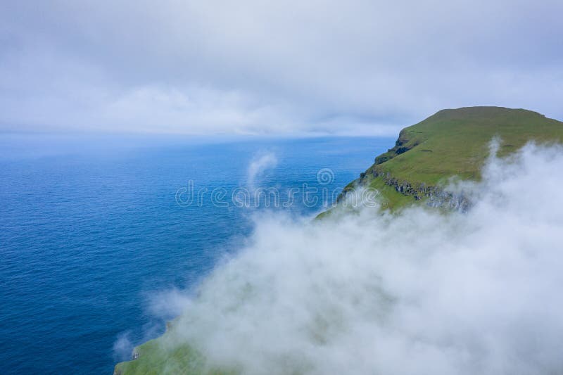 Vista aerea dell'isola di Koltur in isole faroe, l'Oceano Atlantico del nord Foto fatta in fuco da sopra Paesaggio naturale nordi fotografia stock libera da diritti Vista aerea dell'isola di Koltur in isole faroe, l'Oceano Atlantico del nord Foto fatta in fuco da sopra Paesaggio naturale nordi fotografia stock libera da diritti