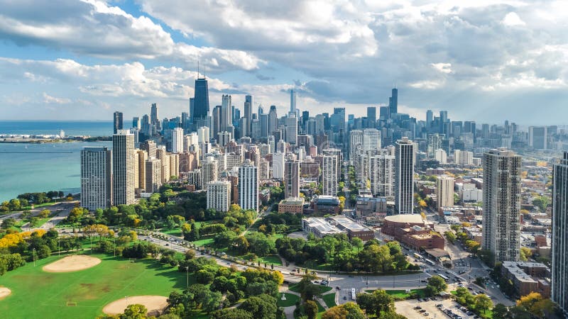 Vista aerea dell'orizzonte di Chicago da sopra, lago Michigan e città di paesaggio urbano del centro dei grattacieli di Chicago d
