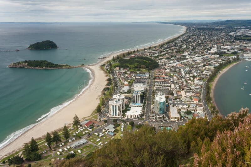 Vista aerea della baia di abbondanza con la città di Tauranga fotografie stock Vista aerea della baia di abbondanza con la città di Tauranga fotografie stock