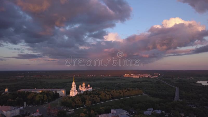 Vista aerea della cattedrale di presupposto sul tramonto nella città di Vladimir