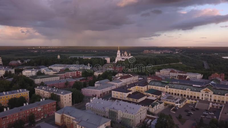 Vista aerea della cattedrale di presupposto sul tramonto nella città di Vladimir