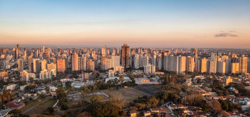 Vista aerea della città al tramonto - Curitiba, Parana, Brasile di Curitiba fotografie stock Vista aerea della città al tramonto - Curitiba, Parana, Brasile di Curitiba fotografie stock
