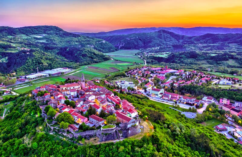 Vista aerea della città di Buzet in Istria, Croazia fotografie stock Vista aerea della città di Buzet in Istria, Croazia fotografie stock