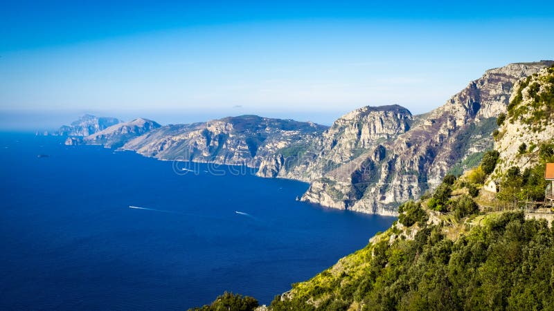 Vista aerea della città di Sorrento della linea costiera con seaview fotografie stock libere da diritti Vista aerea della città di Sorrento della linea costiera con seaview fotografie stock libere da diritti