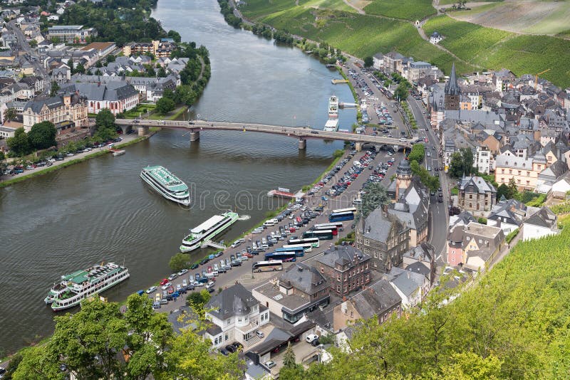 Vista aerea della città medievale Bernkastel con i turisti che fanno una crociera del fiume immagine stock Vista aerea della città medievale Bernkastel con i turisti che fanno una crociera del fiume immagine stock