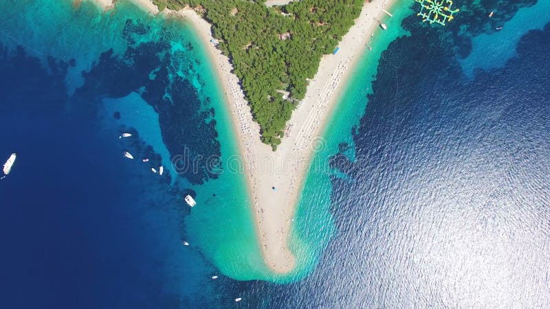 Vista aerea della gente che prende il sole su una spiaggia sabbiosa sull'isola di Brac, Croazia